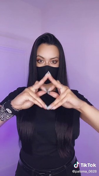 Mesmerizing Finger Tutting Dance by edw1n_98