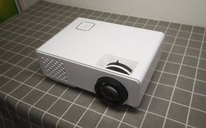 测试130元的迷你投影仪，还以为只是个玩具，没想到画质很清晰