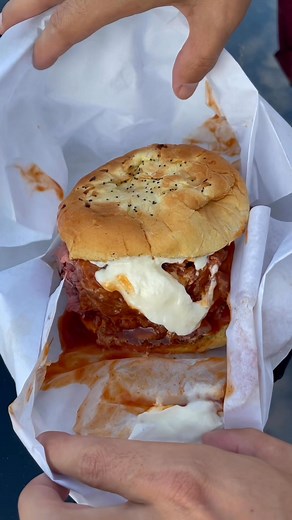 A North Shore #RoastBeefSandwich it’s definitely a must when you’re looking for something great to eat. One of my favorites is in North Andover called Bella’s. Also Jamie’s roast beef is good too. #bostonfoodies #northshore | The_Roaming_Foodie