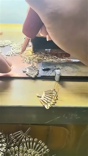 Intelligence Hua Xin on Instagram: "Ear pin welding machine 💍🏭#jewelry #machine #factory"