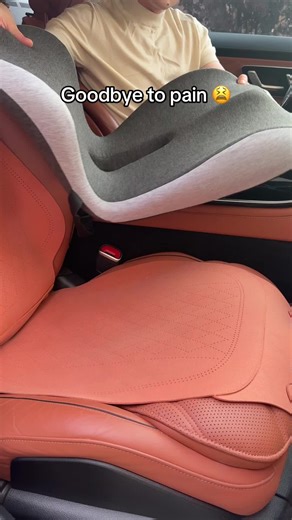 Relieves tension in the lower back muscles and avoids direct pressure on the cоссух. Ideal for sitting for many hours without discomfort.#dolordeespalda #soportelumbar #cojinortopedico #espaldasindolor #seatcushion #cojin #sillacomoda #carseatcushions #lowbackpain #slttingpain #legpain