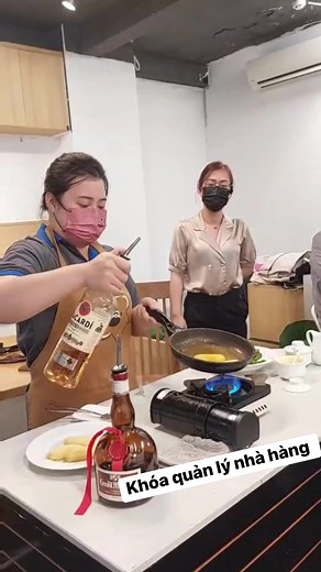 4.3K views · 16 reactions | [GUERIDON SERVICE] Món chuối đốt rượu siêu hot của Pháp #QuanTriNhaHangKhachSan #HNAAu #restaurant | Học Viện Quản Trị Nhà Hàng Khách Sạn - Hướng Nghiệp Á Âu | Facebook