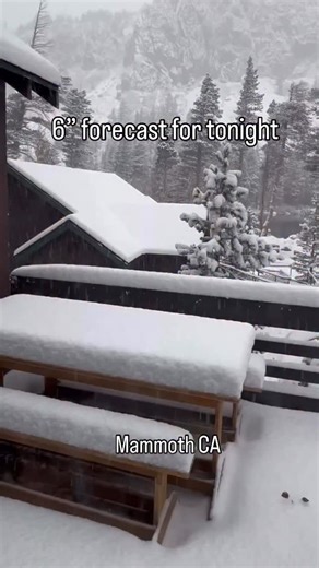Mother Nature is getting fired up for winter at Mammoth Mountain in California 🎉 Go you good thing! Tamarack Lodge at Mammoth @georgerosephoto | www.powderhounds.com