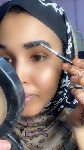 Barashada Suniyaha: Sida Loo Barto Makeup Waxaa La Yiraahdaa