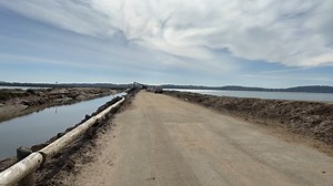 Hyères: les élus veulent la création d'une digue afin de sauver le double tombolo de Giens de l'érosion
