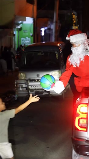 Steven Santos on Instagram: "Si tienes la oportunidad de regalar una sonrisa, hazlo sin dudar; la vida siempre lo recompensa. ¡Feliz Navidad! 🎄🎁✨"