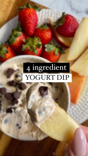 Healthy 4 INGREDIENT yogurt dip Upgrade your snacking game with this high-protein yogurt dip! Perfect for dipping your favourite fruit. It’s the tasty fuel your busy day needs and an absolute hit with the kids too! 🍎💪 Ingredients 1/2 cup high protein Greek yogurt 1 tbsp peanut butter 1/2 tbsp maple syrup Choc chips (measure with your heart 🖤) Combine all the ingredients together and top with extra choc chips. Serve with your favourite fruit for dipping. Enjoy xx #yogurtdip #proteinsnacks #hig