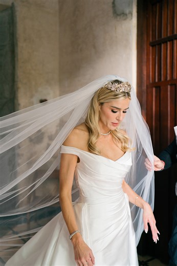 Two years later. Still iconic ✨ Two years ago, we were witnesses to an extraordinary love. A magical wedding, an unforgettable hacienda, and a story that continues to fill our hearts. Kate & Bill, thank you for allowing us to create one of the most important days of your lives. Happy anniversary 💐 | Soiree Eventos