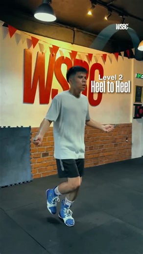 WSBC BOXING CLUB 🇮🇩 on Instagram: "Kelihatan simpel, tapi skipping itu fondasi penting dalam boxing. Latihan ini bantu ningkatin stamina, footwork, dan ritme gerak di ring. Semakin rapi skipping-mu, semakin ringan juga pergerakanmu saat bertarung. Bukan soal cepat, tapi konsisten dan terkontrol. Latihan kecil, efeknya besar. #WSBC #BoxingTraining #Skipping #Footwork #BoxingBasics wsbcboxingclub"