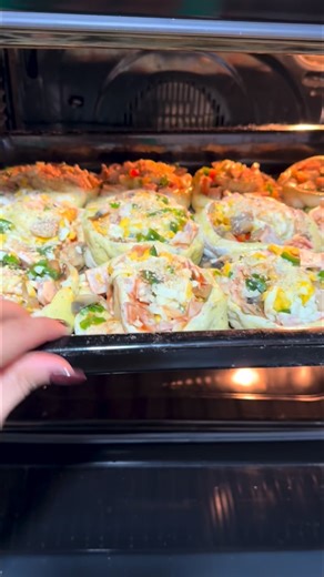 ‎شقایق | آموزش کیک | فینگرفود | دسر | غذا‎ on Instagram‎: "از این به بعد پیتزا رو این مدلی بپز🤤🤌 قلق نرم شدنش رو تو کپشن برات نوشتم. 👇🏻 ❎بعد از اینکه نان رو خارج کردید تا داغه ده دقیقه روش پارچه بندازید تا حسابی نرم و پنبه ای بشه. 🤌 این قلق نرم شدنش هست. 😍 مقادیر خمیر: شیر یا آب ولرم نصف لیوان خمیر مایه یک ق غذا خوری شکر یک ق چ خ نمک نصف ق چ خ روغن سه ق غ خ آرد یک و نیم تا دو لیوان سبزی ایتالیایی یک قاشق چ خوری مقادیر خمیر بالا نوشته شده و آموزش تص