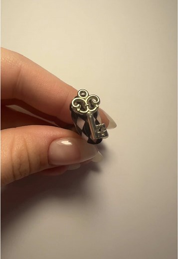 Nail Art Inspired by Alice in Wonderland