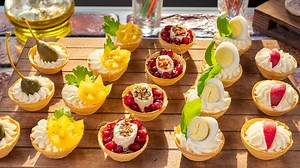 You have no idea for a quick mini tart? No problem! This simple recipe will show you how to prepare them easily. Decorate with any of your favorite filling, this wonderfully buttery and crispy mini cake is great for parties! Combine the flavors in these delicious miniature tarts. #recipeoftheday #recipeideas #partysnacks #appetizer #yummy | Nat Ura