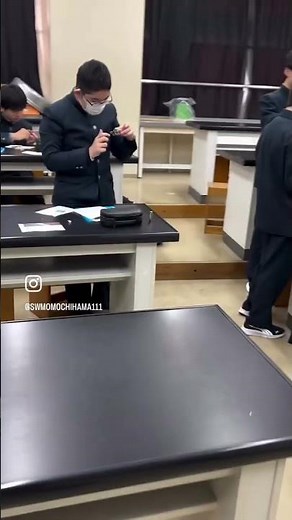 西南学院中学校🏫中学2年生の理科の授業🧑‍⚕️クリップモーターの作成を通してモーターの原理を学習しました😊✨電流が磁界から受ける力。電流は見えないけどモーターがまわることで見えるのです👀💡