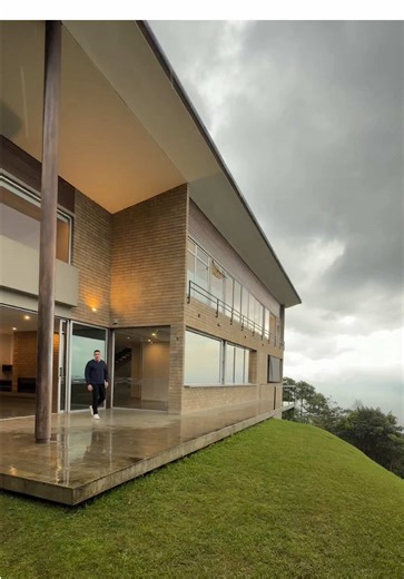 Vivir en Las Palmas es elegir privacidad, vista y ubicación estratégica, a minutos de todo pero rodeado de naturaleza. Esta propiedad combina amplitud, exclusividad y una unidad con zonas de reserva que elevan la calidad de vida 🌿🏡 📍 Medellín – Sector Las Palmas ▫️ Área construida: 371 m² ▫️ Habitaciones: 3 ▫️ Baños: 3 ▫️ Estrato: 6 ▫️ Año de construcción: 2005 Zonas comunes de la unidad: ✔️ Doble portería 24 horas ✔️ Zonas de reserva natural ✔️ Salón social ▫️ Administración: $1.880.000 COP 