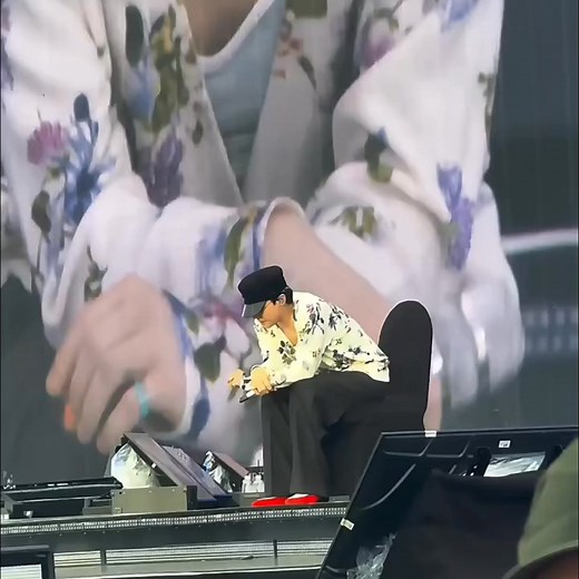 10K views · 83 reactions | Soundcheck thôi mà đã ngầu thế này rồi, Hà Nội tối nay chắc cháy  Cre: hellogdkitty | Nhac Nay Chill Phet. | Facebook