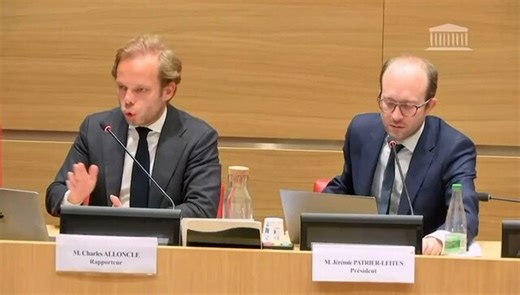 Des personnalités comme Cécile Duflot, Éric Dupond-Moretti ou Daniel Cohn-Bendit, ne voient pas leur temps de parole décompté, contrairement à Philippe de Villiers, considéré lui comme personnalité politique par l’ARCOM.Interrogé sur les règles de catégorisation des personnalités politiques, Martin Ajdari, Président de l’ARCOM, n’a pas pu présenter de méthode clairement définie, évoquant un « faisceau d’indices » et précisant qu’il ne convenait pas de s’appuyer sur des règles « trop mécaniques »