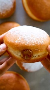 DONUTS RELLENOS Y BERLINES CLÁSICOS Duración 2 días Aprenderás: * Exquisitas donuts relleno de crema diplomata de chocolate blanco * Ganash dos amores con glaseados originales y como plus te enseñamos a realizar tus mini donuts a máquina y berlines clásicos. Fecha: Miércoles 23 y jueves 24 de abril Horarios: ✓ 14:00 - 17:00 ✓ 18:00 - 21:00 Costo: 90BS Incluye: Enseñanza, insumos y delantal 📲WSP: 72111045 | Escuela El Maná