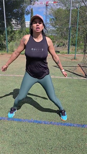 The different types of stretches in football #frenchfootball #footballtraining #womensfootball