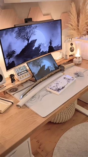 約1万円で3WAY接続対応、ミニ液晶付き、ガスケットマウントのワイヤレスメカニカルキーボード「ATTACK SHARK X820Ultra黒い武士」・TFTスクリーン＋金属ノブ搭載・75%コンパクト配列・有線 / Bluetooth / 2.4GHz の3モード接続・4000mAh大容量バッテリー搭載・160万色RGBバックライト・ガスケット構造＋5層吸音材ホワイトベースにモノトーンのアートが大胆に入ったキーキャップが印象的なキーボードです。キーキャップのデザインはいくつか種類があって、シンプルなものもあります。打鍵感については、最近のキーボードにしては軸ブレはやや大き目ではあるけど、ガスケット構造+5層の吸音材のおかげで、かなりマイルドでコトコト系の感触となっていて、個人的には結構打ちやすくて好みでした。液晶が付いているので、LEDの切り替えや設定変更をショートカットキーで覚える必要がないのはストレスがなくて良いです。スクリーン＋ノブ操作で直感的に変更できるので、「あのショートカットキー何だっけ？」みたいな煩わしさがなくなります。バッテリー残量や接続状態も一目で確認できるので、実用性