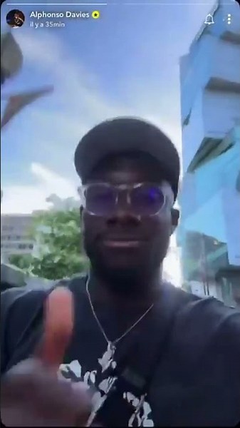 SURREAL: Alphonso DAVIES meets fans wearing his jersey… and they DON’T RECOGNIZE him!