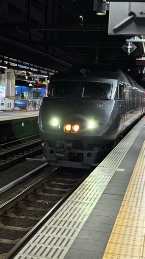 【大分駅】夜の闇に映える水戸岡デザイン✨JR九州の最高傑作・787系が特有のチャイムと共に入線！🚂 #shorts
