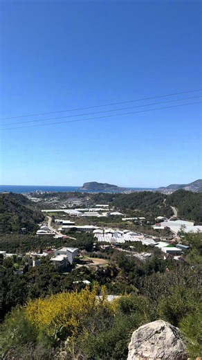 Konaktepe Restaurant — это довольно известное место для завтраков и бранча в районе Кестель, Аланья, расположенное на дороге к пещере Дим (Dim Mağarası). Оно находится на возвышенности среди природы, поэтому туда часто приезжают именно за видом и атмосферой. 📍 Локация \t•\tРайон: Kestel, Alanya \t•\tНаходится по дороге к популярной туристической точке Dim Cave и недалеко от горной местности и природы. 🍳 Чем известен ресторан Главная специализация — традиционный турецкий завтрак (serpme kahvalt