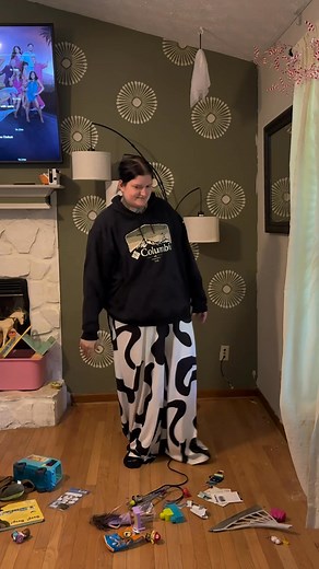 Getting to decorate is the ultimate decluttering award #christmastree #christmasdecor #momof3 #declutter | Paige Brown