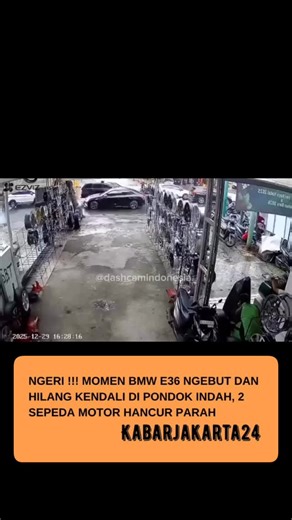 KABAR JAKARTA | NEWS & ENTERTAINMENT on Instagram: "Kejadian Di Jalan Radio Dalam depan SPBU SHELL RADIO DALAM. Mobil BMW Merah E36 dari arah Pondok Indah ngebut mengarah ke Blok M. Lalu kehilangan kendali dan menabrak 2 Sepeda Motor dan mengalami hancur parah motor tersebut. Kejadian jam 16.28 WIB. . . via : @dashcamindonesia #kabarjakarta24 #jaksel #pondokindah Follow : @kabarjakarta24 Follow : @kabarjakarta24 Follow : @kabarjakarta24"