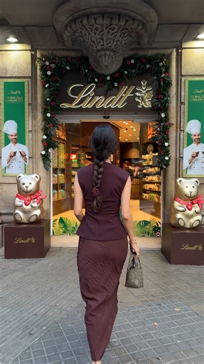 Visitar nuestra tienda Lindt es una experiencia que activa todos tus sentidos y eso @mariona.roma lo sabe bien✨. Acompáñala y sumérgete en un viaje multisensorial entre aromas y texturas con el mejor de los finales: el sabor irresistible de Lindt Dubai Style Chocolate. 💚 ¿Estás listo/a para tu momento Lindt? ¡Te esperamos! 🥰 #Lindt #ChocolateLovers #DubaiStyleChocolate #MiTiendaLindt | Lindt