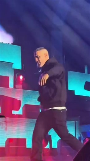 Ein Konzert, das mehr war als nur Musik. Bushido in Stuttgart zeigte, dass Bühne nicht nur Distanz bedeutet, sondern Nähe. Fans wurden Teil des Moments, echte Emotionen standen im Mittelpunkt und genau das machte diesen Abend so besonders. Ein Auftritt, über den man noch lange spricht. #Bushido #Stuttgart #Deutschrap #Konzertmoment #LiveAuftritt@Bushido