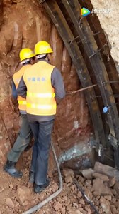 实拍隧道工程农民工打锁脚锚杆施工的全过程