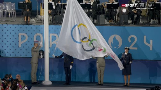 Die olympische Flagge wird verkehrt herum aufgehängt