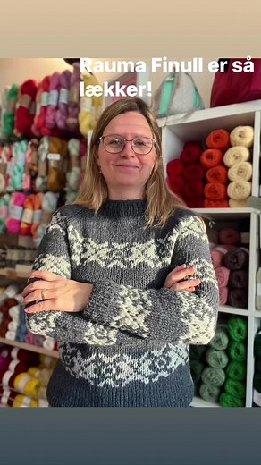 En af mine op-strikkere Gitte har tryllet denne "Sara Lund" sweater (ikke original opskrift) ud af 2 tråde fra @raumagarn - og hvilken skønhed den er blevet! Kan varmt anbefales hvis du ligger inde med opskriften, for den er svær at støve op. Og det vildest er at Gitte har lavet den på under en uge.. jeg er målløs! Du kan nu se den i butikken og finde netop dine ønske farver. Den er lavet i en størrelse Small (for den må godt sidde til) og der er brugt i alt 7 nøgler garn, hvilket svarer til ca.