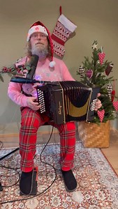 Hei vaan ja oikein hauskaa jouluaattoa kaikille 🎄Happy Christmas Eve to everyone from Santas Bro 🎅 Antin hanurijoulun viimeisessä jaksossa rallatellaan Feliz Navidad🎄 Kiitos kaikille kommenteista ja kannustuksesta 🤗❤️🙏 Pyhien jälkeen jatketaan taas hanurikoulun merkeissä 🪗pistä lisää biisitoiveita kommentteihin 🪗 #antinhanurikoulu #joulu #santasbro #felíznavidad #merrychristmas | Antti Paalanen