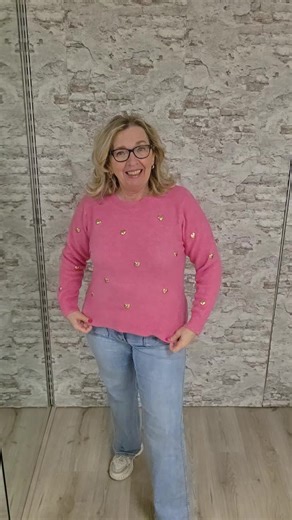 Deze fuchsia berry roze trui met gouden hartjes is er eentje waar je meteen vrolijk van wordt 💖 Lekker zacht, zit top en je combineert ’m super leuk met een blouse eronder voor een geklede, maar toch speelse look. #tantemoonfashion #debazaar #fashion