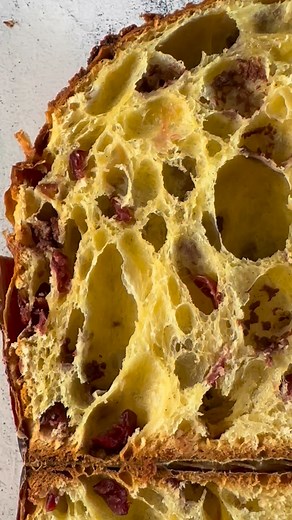 ONE VARIABLE AT A TIME By now you know that my dough recipes are based on research. I try to introduce new variables as often as possible, to observe and recognize how the dough management, fermentation, and final result change based on that single modification. This is what allows me to understand the cause and effect relationships, so that I can then explain them to you and answer all your questions in a targeted manner. Here is one of my tests on flours. Under the same conditions, a second “w