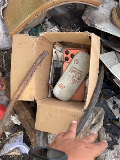 Unboxing the iPhone 17 Pro Max from an Abandoned Box