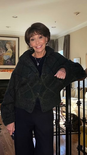 From sweater weather to sleigh bells—-one navy look, five ways 🍁🎄A navy sweater and pants walk into fall…and stroll right into Christmas. Just add a chunky sweater, a shawl, velvet blazer, plaid coat. #thankfulgratefulblessed #ootd #navypants #sweater #fashion #coat @ilovepero @shopcapitol @jcrew | Barbara McLean McKay