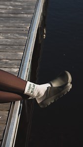 Ready to celebrate the end of 2024 at the cabin? 🎄 Nova clogs are here to support you through the holiday marathon. Comfortable, practical, and perfect for unwinding after a busy day—they’re a must-have for your suitcase! #KamikStepOutside — Prêts à célébrer les Fêtes au chalet? 🎄 Les mules Nova sont là pour vous accompagner dans le marathon de fin d’année. Confortables, pratiques et parfaites pour se détendre après une journée bien remplie, elles ne peuvent pas manquer dans votre valise! #Kam