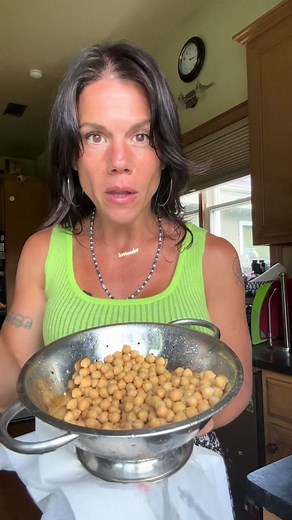 Healthy, hot Cheetos snack hack using chickpeas! I love hot Cheetos, but they’re filled with chemicals. This is a healthy way to enjoy that spicy goodness without the guilt. It took about an hour for my chickpeas to get really crispy in the oven. #HealthySnack #Snackhack #spicysnacks #healthyrecipeideas #fypシ