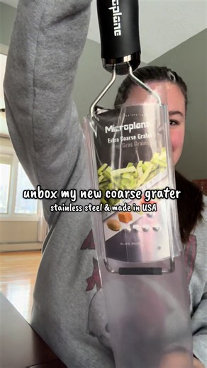 The Extra Coarse Microplane is my go-to when I want BIG shreds fast 😍 Perfect for cheese, carrots, zucchini, and chocolate curls without the mushy mess. Stainless steel, made in the USA, and yep… free shipping 🚚✨ #mealprep #kitchenfinds #grater #stainlesssteel #madeinusa @Microplane USA