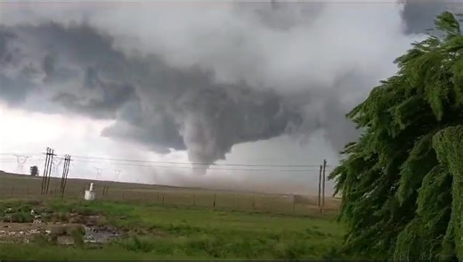 ⚠️🌪🌪🌪⚠️ Elmarie sent in this footage of what looks like a #TORNADO close to Bethal in Mpumalanga about 40 mins ago. | Storm Report SA