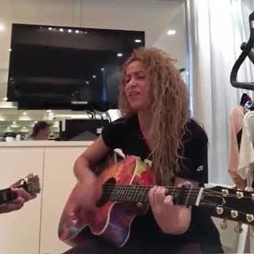 Shaki singing "Amarillo" with her guitar!