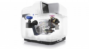 Adaptable to your demanding experiments: ZEISS Celldiscoverer 7 is our boxed live cell microscope which lets you freely combine widefield, multi-fluorescence, transmitted light, and confocal imaging with automated water immersion and integrated incubation. Explore all its features and see it at work: https://zeiss.ly/fb-cd7-24 #automatedimaging #highcontent #imaging #microscopy | ZEISS Microscopy