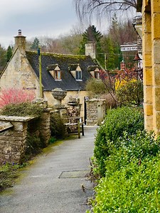 Winter strolls through the tranquil village of Blockley in the Cotswolds.🤍🎞️ @huyenjamin____hailwood 📌 Save for your travel in England 🏴󠁧󠁢󠁥󠁮󠁧󠁿📍Blockley, a picturesque village in the Cotswolds, is known for its charming honey-colored stone cottages, traditional English architecture, and idyllic countryside setting. It gained popularity as a filming location for the TV series “Father Brown,” showcasing its timeless beauty and attracting visitors seeking a quintessential Cotswold experie