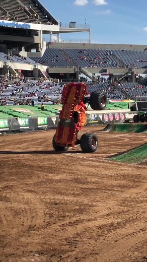 Amazing two-wheel skills by Max-D 🔥 #monsterjam #monstertruck #maxd #orlando #motorsport #fyp