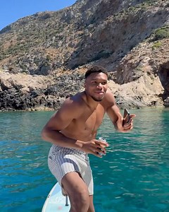 39K views · 541 reactions |  Giannis Ugo Antetokounmpo — from slam dunks to summer dance moves! Enjoying Greece with his family, laughing, dancing, and living the good life  Because even Greek Freaks need a little rhythm and sunshine ☀️ #GiannisAntetokounmpo #GreekFreak #SummerVibes #DancingInGreece #FamilyMoments Giannis Antetokounmpo Fans giannis_an34 | Hellenic World | Facebook