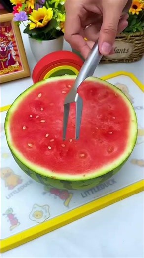 Easiest way to slice watermelons. ✅ Stainless Steel Watermelon Slicer