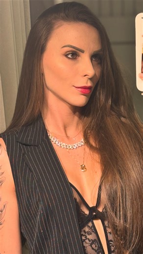 AMANDA BROCK on Instagram: "O pior tutorial que você provavelmente verá! Mas é isso aí 🥰✨🤙🏻🤟🏻"