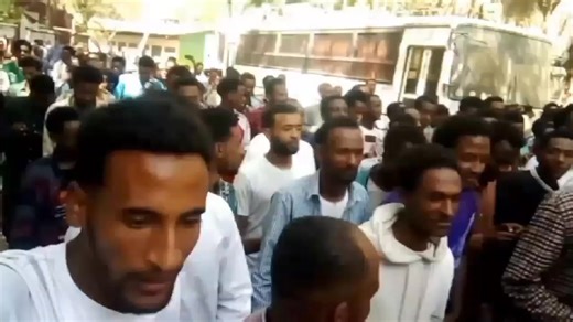 “የሀዋሳ መምህራን ትምህርት ኮሌጅ ተማሪዎች ድምፅ ይስማ! ሰላማዊ ሰልፍ የተካሄደው በዛሬ ዕለት በሁለት ሰዓት ተካሂዷል ። ​እኛ በሀዋሳ መምህራን ትምህርት ኮሌጅ የዲግሪ ተማሪዎች ለከፍተኛ በደል ተጋልጠናል። ለምረቃችን ጥቂት ቀናት ቢቀሩንም፣ የማናቀው ምክንያት አገራዊ የ"መውጫ ፈተና" (Exit Exam) እንዳንወስድ ተከልክለናል። ​ያለ መውጫ ፈተና የምንቀበለው ዲግሪ በፌደራል ደረጃ ዕውቅና የሌለውና ለማንኛውም የሥራ ቅጥር የማይመጥን "የወረቀት ቁራጭ" መሆኑን እያወቅን፣ ኃላፊዎቹ "አሁን ተመረቁና ሰኔ ላይ ትፈተናላችሁ" የሚል ዋስትና የሌለው የማታለያ ቃል እየሰጡን ይገኛሉ። ​የ4 ዓመት ዕድሜያችንና የቤተሰባችን ተስፋ በከንቱ እንዳይባክን የሚመለከተው የትምህርት ሚኒስቴር Ministry of Education - Ethiopia እና የክልሉ ከፍተኛ ኃላፊዎች አስቸኳይ መፍትሔ እንዲሰጡን